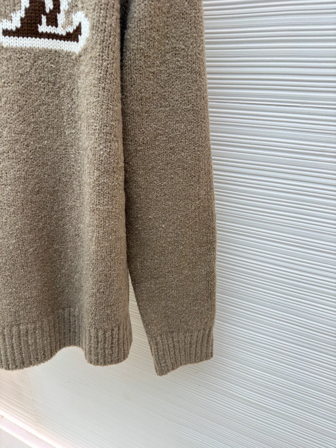 LOUIS VUITTON double-sided intarsia sweater ●Original version: Purchased and developed by 10699 ●Item number: 1680925-A85 ●Fabric: wool blended fabric ●Technology: knitted intarsia production ●Version: fitted version ●Weight: about 655 grams ●Size: S-M-L-XL ●Description: Made of custom-woven and dyed sheep wool 65% cotton %20 Spandex 15%. The special washing process is very soft and skin-friendly. It has 7 knitting workers. The thickness of each stitch of the inlay on the clothing logo is consistent with ZP. The back logo is mirror inlay. This crew-neck sweater is made of a blend of sheep wool and yak hair, and uses thick yarn to create a comfortable texture. The contrasting LV logo is integrated into the knitted fabric, and the mirror-effect logo is cleverly displayed on the rear. The casual and elegant design makes it easy to style your weekend look. The overall wiring is straight and delicate, the fabric is comfortable and soft, and the color is consistent without color difference. It can be matched with the same style to create a fashionable look and control various occasions. Customized accessories, complete with three standards, same style for men and women!